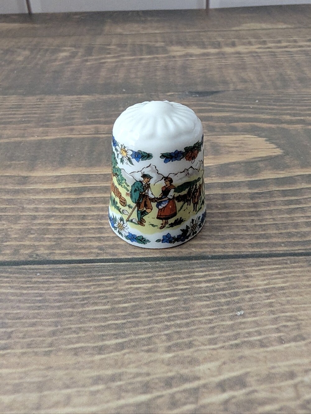 Lilien Porzellan Porcelain Thimble Alpine Couple Edelweiss Austria
